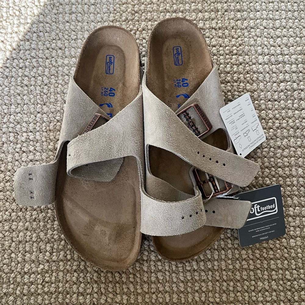 Women’s size 9/40 Birkenstock sandals
Color: Taupe
Style: Arizona